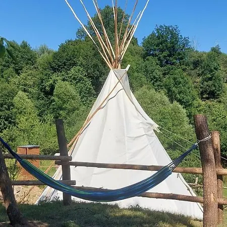 Teepee Nad Farmou Siesta